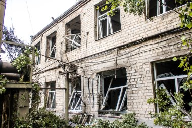 Kharkiv, Ukrayna, 30 Haziran 2024 Nova Poshta terminali Rus yapımı bir FAB 500 bombasıyla imha edildi ve hasar oldukça büyüktü. Sivil altyapı Rus ordusunun olağan hedefi..