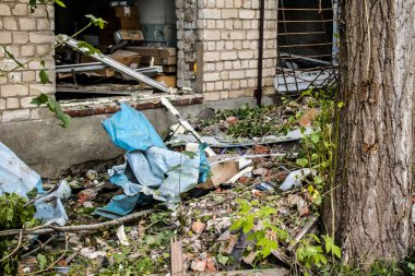 Kharkiv, Ukrayna, 30 Haziran 2024 Nova Poshta terminali Rus yapımı bir FAB 500 bombasıyla imha edildi ve hasar oldukça büyüktü. Sivil altyapı Rus ordusunun olağan hedefi..