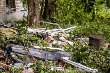 Kharkiv, Ukrayna, 30 Haziran 2024 Nova Poshta terminali Rus yapımı bir FAB 500 bombasıyla imha edildi ve hasar oldukça büyüktü. Sivil altyapı Rus ordusunun olağan hedefi..