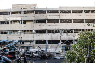 Kharkiv, Ukrayna, 30 Haziran 2024 Nova Poshta terminali Rus yapımı bir FAB 500 bombasıyla imha edildi ve hasar oldukça büyüktü. Sivil altyapı Rus ordusunun olağan hedefi..