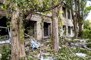 Kharkiv, Ukrayna, 30 Haziran 2024 Nova Poshta terminali Rus yapımı bir FAB 500 bombasıyla imha edildi ve hasar oldukça büyüktü. Sivil altyapı Rus ordusunun olağan hedefi..