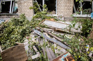 Kharkiv, Ukrayna, 30 Haziran 2024 Nova Poshta terminali Rus yapımı bir FAB 500 bombasıyla imha edildi ve hasar oldukça büyüktü. Sivil altyapı Rus ordusunun olağan hedefi..