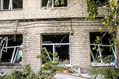 Kharkiv, Ukrayna, 30 Haziran 2024 Nova Poshta terminali Rus yapımı bir FAB 500 bombasıyla imha edildi ve hasar oldukça büyüktü. Sivil altyapı Rus ordusunun olağan hedefi..