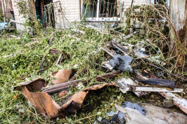 Kharkiv, Ukrayna, 30 Haziran 2024 Nova Poshta terminali Rus yapımı bir FAB 500 bombasıyla imha edildi ve hasar oldukça büyüktü. Sivil altyapı Rus ordusunun olağan hedefi..