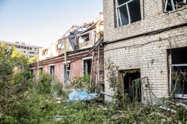 Kharkiv, Ukrayna, 30 Haziran 2024 Nova Poshta terminali Rus yapımı bir FAB 500 bombasıyla imha edildi ve hasar oldukça büyüktü. Sivil altyapı Rus ordusunun olağan hedefi..