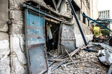 Kharkiv, Ukrayna, 30 Haziran 2024 Nova Poshta terminali Rus yapımı bir FAB 500 bombasıyla imha edildi ve hasar oldukça büyüktü. Sivil altyapı Rus ordusunun olağan hedefi..