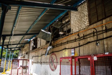 Kharkiv, Ukrayna, 30 Haziran 2024 Nova Poshta terminali Rus yapımı bir FAB 500 bombasıyla imha edildi ve hasar oldukça büyüktü. Sivil altyapı Rus ordusunun olağan hedefi..