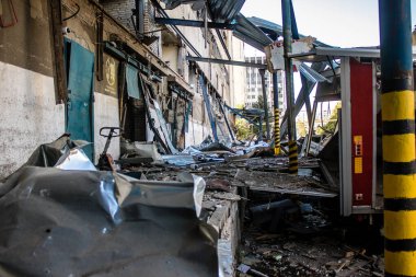 Kharkiv, Ukrayna, 30 Haziran 2024 Nova Poshta terminali Rus yapımı bir FAB 500 bombasıyla imha edildi ve hasar oldukça büyüktü. Sivil altyapı Rus ordusunun olağan hedefi..