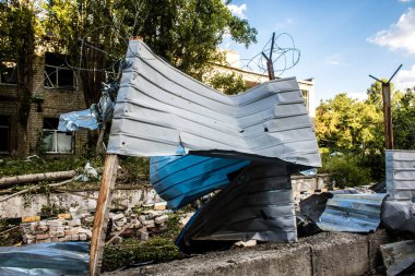 Kharkiv, Ukrayna, 30 Haziran 2024 Nova Poshta terminali Rus yapımı bir FAB 500 bombasıyla imha edildi ve hasar oldukça büyüktü. Sivil altyapı Rus ordusunun olağan hedefi..