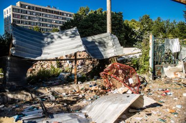 Kharkiv, Ukrayna, 30 Haziran 2024 Nova Poshta terminali Rus yapımı bir FAB 500 bombasıyla imha edildi ve hasar oldukça büyüktü. Sivil altyapı Rus ordusunun olağan hedefi..
