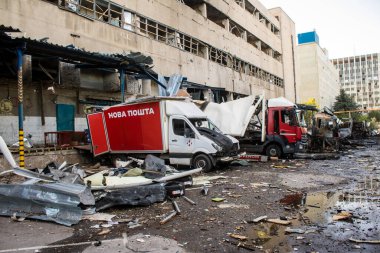 Kharkiv, Ukrayna, 30 Haziran 2024 Rus FAB 500 güdümlü hava bombasıyla imha edilen Nova Poshta terminalinde araçlar yandı. Hasar oldukça fazlaydı..