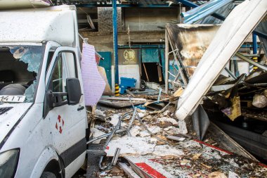 Kharkiv, Ukrayna, 30 Haziran 2024 Rus FAB 500 güdümlü hava bombasıyla imha edilen Nova Poshta terminalinde araçlar yandı. Hasar oldukça fazlaydı..