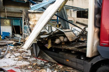 Kharkiv, Ukrayna, 30 Haziran 2024 Rus FAB 500 güdümlü hava bombasıyla imha edilen Nova Poshta terminalinde araçlar yandı. Hasar oldukça fazlaydı..