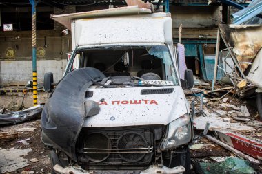 Kharkiv, Ukrayna, 30 Haziran 2024 Rus FAB 500 güdümlü hava bombasıyla imha edilen Nova Poshta terminalinde araçlar yandı. Hasar oldukça fazlaydı..