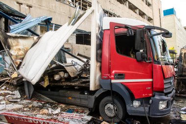 Kharkiv, Ukrayna, 30 Haziran 2024 Rus FAB 500 güdümlü hava bombasıyla imha edilen Nova Poshta terminalinde araçlar yandı. Hasar oldukça fazlaydı..