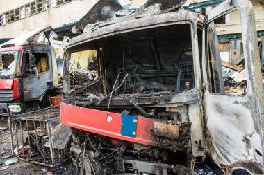 Kharkiv, Ukrayna, 30 Haziran 2024 Rus FAB 500 güdümlü hava bombasıyla imha edilen Nova Poshta terminalinde araçlar yandı. Hasar oldukça fazlaydı..