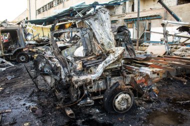 Kharkiv, Ukrayna, 30 Haziran 2024 Rus FAB 500 güdümlü hava bombasıyla imha edilen Nova Poshta terminalinde araçlar yandı. Hasar oldukça fazlaydı..