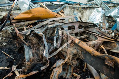 Kharkiv, Ukrayna, 30 Haziran 2024 Rus FAB 500 güdümlü hava bombasıyla imha edilen Nova Poshta terminalinde araçlar yandı. Hasar oldukça fazlaydı..