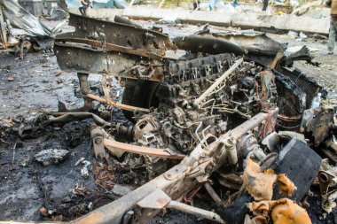 Kharkiv, Ukrayna, 30 Haziran 2024 Rus FAB 500 güdümlü hava bombasıyla imha edilen Nova Poshta terminalinde araçlar yandı. Hasar oldukça fazlaydı..