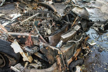 Kharkiv, Ukrayna, 30 Haziran 2024 Rus FAB 500 güdümlü hava bombasıyla imha edilen Nova Poshta terminalinde araçlar yandı. Hasar oldukça fazlaydı..