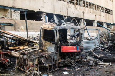 Kharkiv, Ukrayna, 30 Haziran 2024 Rus FAB 500 güdümlü hava bombasıyla imha edilen Nova Poshta terminalinde araçlar yandı. Hasar oldukça fazlaydı..