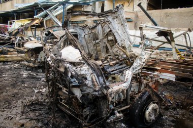 Kharkiv, Ukrayna, 30 Haziran 2024 Rus FAB 500 güdümlü hava bombasıyla imha edilen Nova Poshta terminalinde araçlar yandı. Hasar oldukça fazlaydı..