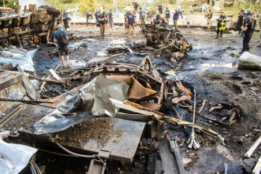 Kharkiv, Ukrayna, 30 Haziran 2024 Rus FAB 500 güdümlü hava bombasıyla imha edilen Nova Poshta terminalinde araçlar yandı. Hasar oldukça fazlaydı..