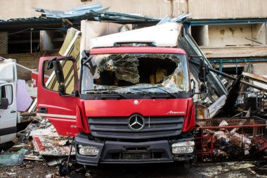 Kharkiv, Ukrayna, 30 Haziran 2024 Rus FAB 500 güdümlü hava bombasıyla imha edilen Nova Poshta terminalinde araçlar yandı. Hasar oldukça fazlaydı..