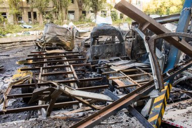 Kharkiv, Ukrayna, 30 Haziran 2024 Rus FAB 500 güdümlü hava bombasıyla imha edilen Nova Poshta terminalinde araçlar yandı. Hasar oldukça fazlaydı..