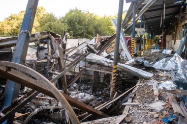 Kharkiv, Ukrayna, 30 Haziran 2024 Rus FAB 500 güdümlü hava bombasıyla imha edilen Nova Poshta terminalinde araçlar yandı. Hasar oldukça fazlaydı..