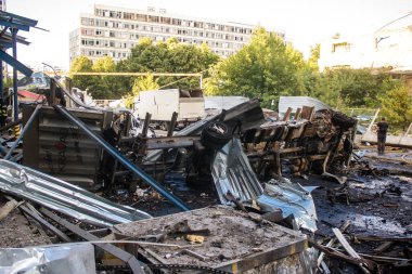 Kharkiv, Ukrayna, 30 Haziran 2024 Rus FAB 500 güdümlü hava bombasıyla imha edilen Nova Poshta terminalinde araçlar yandı. Hasar oldukça fazlaydı..