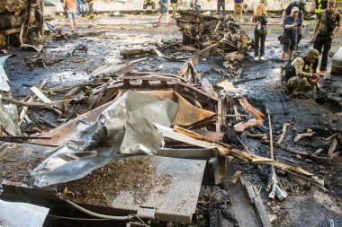 Kharkiv, Ukrayna, 30 Haziran 2024 Rus FAB 500 güdümlü hava bombasıyla imha edilen Nova Poshta terminalinde araçlar yandı. Hasar oldukça fazlaydı..