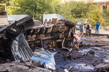 Kharkiv, Ukrayna, 30 Haziran 2024 Rus FAB 500 güdümlü hava bombasıyla imha edilen Nova Poshta terminalinde araçlar yandı. Hasar oldukça fazlaydı..