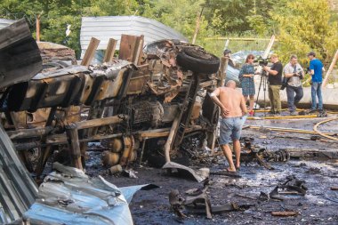 Kharkiv, Ukrayna, 30 Haziran 2024 Rus FAB 500 güdümlü hava bombasıyla imha edilen Nova Poshta terminalinde araçlar yandı. Hasar oldukça fazlaydı..