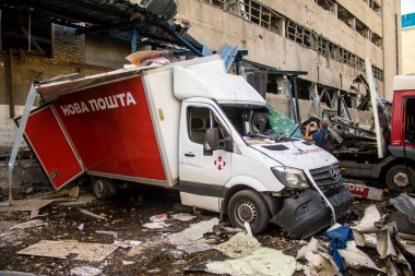 Kharkiv, Ukrayna, 30 Haziran 2024 Rus FAB 500 güdümlü hava bombasıyla imha edilen Nova Poshta terminalinde araçlar yandı. Hasar oldukça fazlaydı..