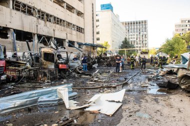 Kharkiv, Ukrayna, 30 Haziran 2024 Rus FAB 500 güdümlü hava bombasıyla imha edilen Nova Poshta terminalinde araçlar yandı. Hasar oldukça fazlaydı..