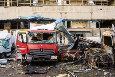 Kharkiv, Ukrayna, 30 Haziran 2024 Rus FAB 500 güdümlü hava bombasıyla imha edilen Nova Poshta terminalinde araçlar yandı. Hasar oldukça fazlaydı..
