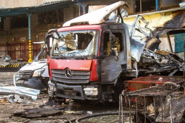 Kharkiv, Ukrayna, 30 Haziran 2024 Rus FAB 500 güdümlü hava bombasıyla imha edilen Nova Poshta terminalinde araçlar yandı. Hasar oldukça fazlaydı..