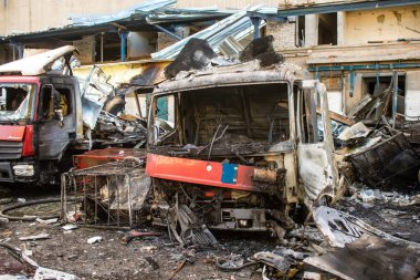 Kharkiv, Ukrayna, 30 Haziran 2024 Rus FAB 500 güdümlü hava bombasıyla imha edilen Nova Poshta terminalinde araçlar yandı. Hasar oldukça fazlaydı..