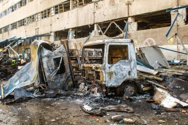 Kharkiv, Ukrayna, 30 Haziran 2024 Rus FAB 500 güdümlü hava bombasıyla imha edilen Nova Poshta terminalinde araçlar yandı. Hasar oldukça fazlaydı..