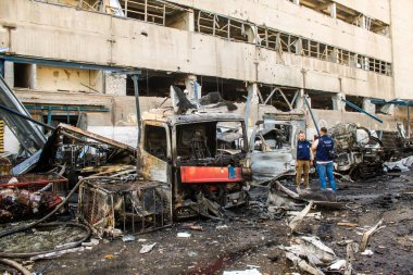 Kharkiv, Ukrayna, 30 Haziran 2024 Rus FAB 500 güdümlü hava bombasıyla imha edilen Nova Poshta terminalinde araçlar yandı. Hasar oldukça fazlaydı..