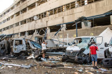Kharkiv, Ukrayna, 30 Haziran 2024 Rus FAB 500 güdümlü hava bombasıyla imha edilen Nova Poshta terminalinde araçlar yandı. Hasar oldukça fazlaydı..