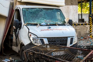 Kharkiv, Ukrayna, 30 Haziran 2024 Rus FAB 500 güdümlü hava bombasıyla imha edilen Nova Poshta terminalinde araçlar yandı. Hasar oldukça fazlaydı..