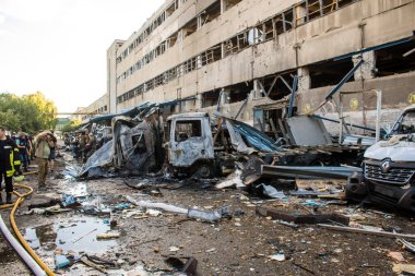 Kharkiv, Ukrayna, 30 Haziran 2024 Rus FAB 500 güdümlü hava bombasıyla imha edilen Nova Poshta terminalinde araçlar yandı. Hasar oldukça fazlaydı..