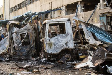 Kharkiv, Ukrayna, 30 Haziran 2024 Rus FAB 500 güdümlü hava bombasıyla imha edilen Nova Poshta terminalinde araçlar yandı. Hasar oldukça fazlaydı..