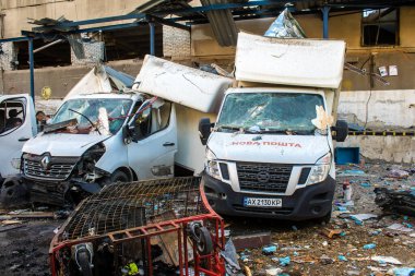 Kharkiv, Ukrayna, 30 Haziran 2024 Rus FAB 500 güdümlü hava bombasıyla imha edilen Nova Poshta terminalinde araçlar yandı. Hasar oldukça fazlaydı..
