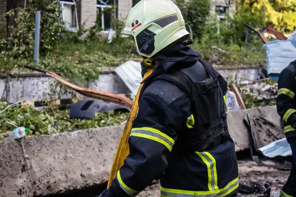 Kharkiv, Ukrayna, 30 Haziran 2024 ikinci tugaydan itfaiyeciler Nova Poshta terminaline müdahale ettiler. Postane bir Rus FAB 500 füzesiyle bombalandı ve hasar oldukça büyüktü..