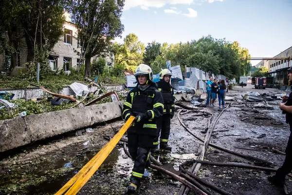 Kharkiv, Ukrayna, 30 Haziran 2024 ikinci tugaydan itfaiyeciler Nova Poshta terminaline müdahale ettiler. Postane bir Rus FAB 500 füzesiyle bombalandı ve hasar oldukça büyüktü..