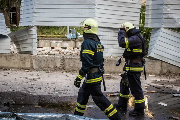 Kharkiv, Ukrayna, 30 Haziran 2024 ikinci tugaydan itfaiyeciler Nova Poshta terminaline müdahale ettiler. Postane bir Rus FAB 500 füzesiyle bombalandı ve hasar oldukça büyüktü..