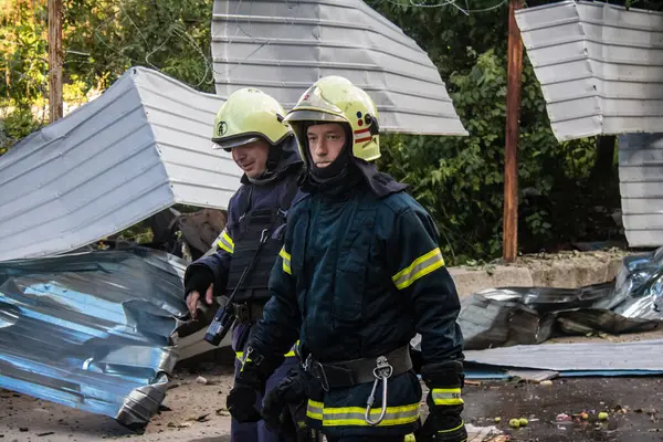 Kharkiv, Ukrayna, 30 Haziran 2024 ikinci tugaydan itfaiyeciler Nova Poshta terminaline müdahale ettiler. Postane bir Rus FAB 500 füzesiyle bombalandı ve hasar oldukça büyüktü..